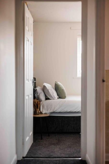 2 Bedroom House-Driveway - Bournemouth Hospital - Long Stay Discounts - Lima Apartments Ltd Dış mekan fotoğraf