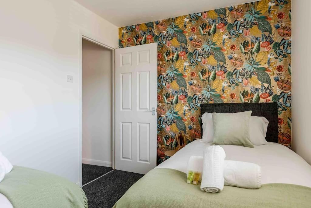 2 Bedroom House-Driveway - Bournemouth Hospital - Long Stay Discounts - Lima Apartments Ltd Dış mekan fotoğraf