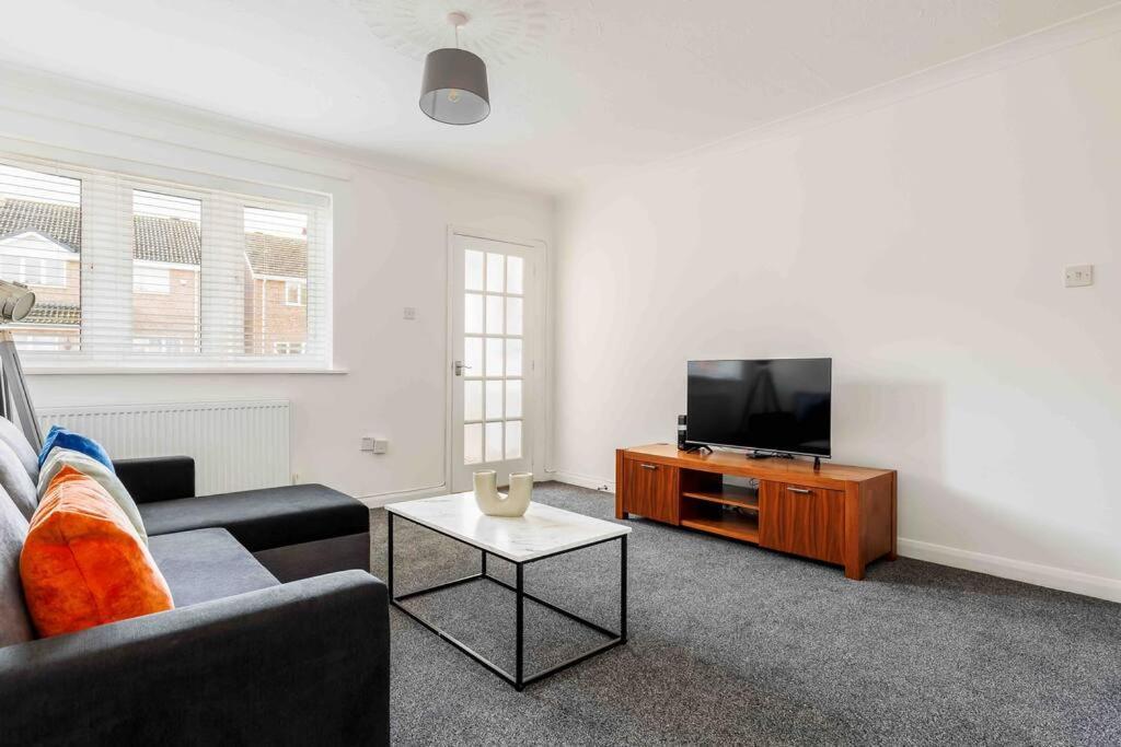 2 Bedroom House-Driveway - Bournemouth Hospital - Long Stay Discounts - Lima Apartments Ltd Dış mekan fotoğraf