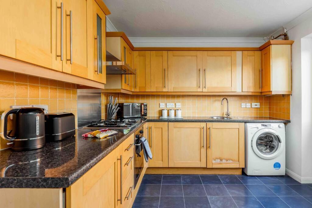 2 Bedroom House-Driveway - Bournemouth Hospital - Long Stay Discounts - Lima Apartments Ltd Dış mekan fotoğraf