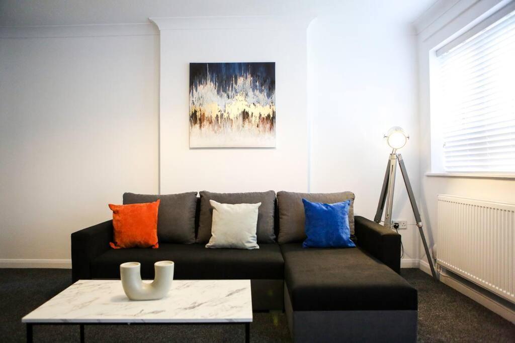 2 Bedroom House-Driveway - Bournemouth Hospital - Long Stay Discounts - Lima Apartments Ltd Dış mekan fotoğraf